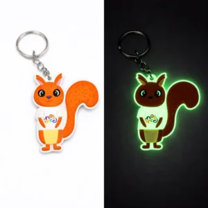 Brelok gumowy glow in the dark – świeci w ciemności i doskonale sprawdza się jako oryginalny gadżet reklamowy.