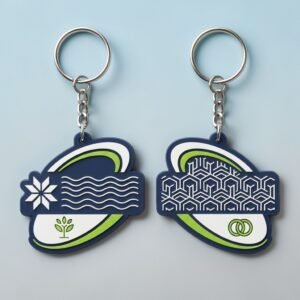 Prezentacja obu stron breloka gumowego z różnymi nadrukami dla jednej marki.