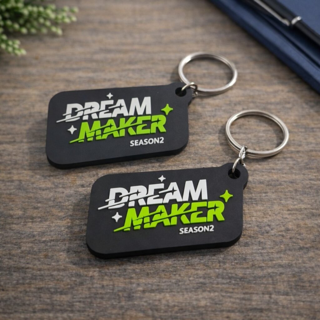 Dwustronny brelok reklamowy z miękkiego PVC z kolorowym logo po obu stronach.