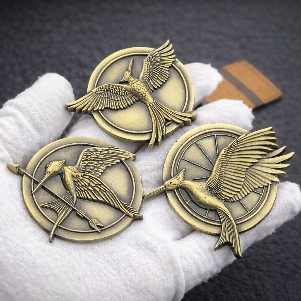 Gotowe zestawy metalowych magnesów w różnych kolorach i formach gotowe do wysyłki.