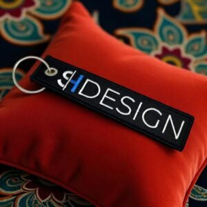 Breloki materiałowe "REMOVE BEFORE FLY" z logo