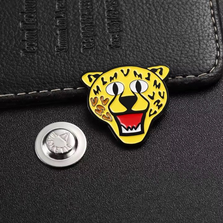 Kolorowe pinsy emaliowane z wyraźnymi konturami i logo firmy.