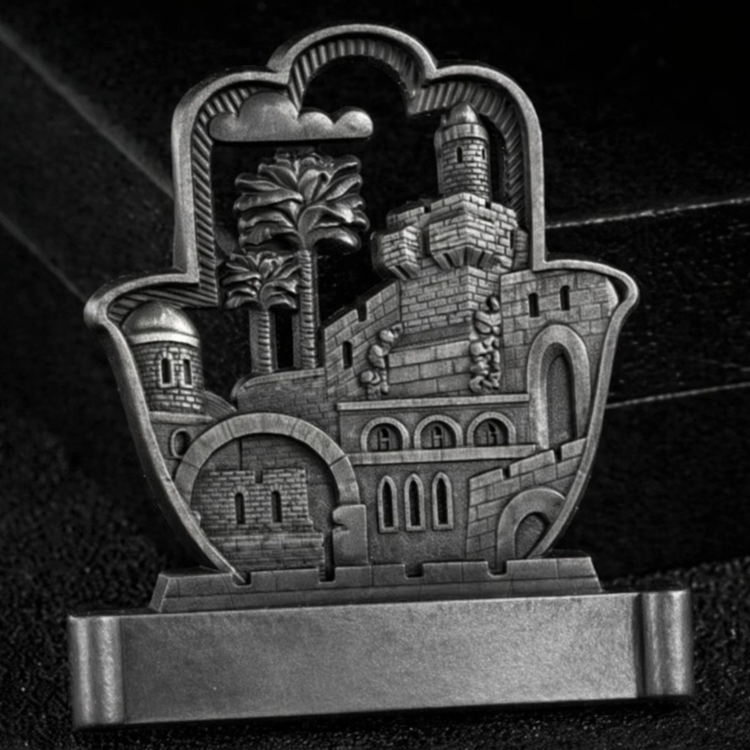 Różnorodne wzory i kolory personalizowanych magnesów metalowych ułożone obok siebie.