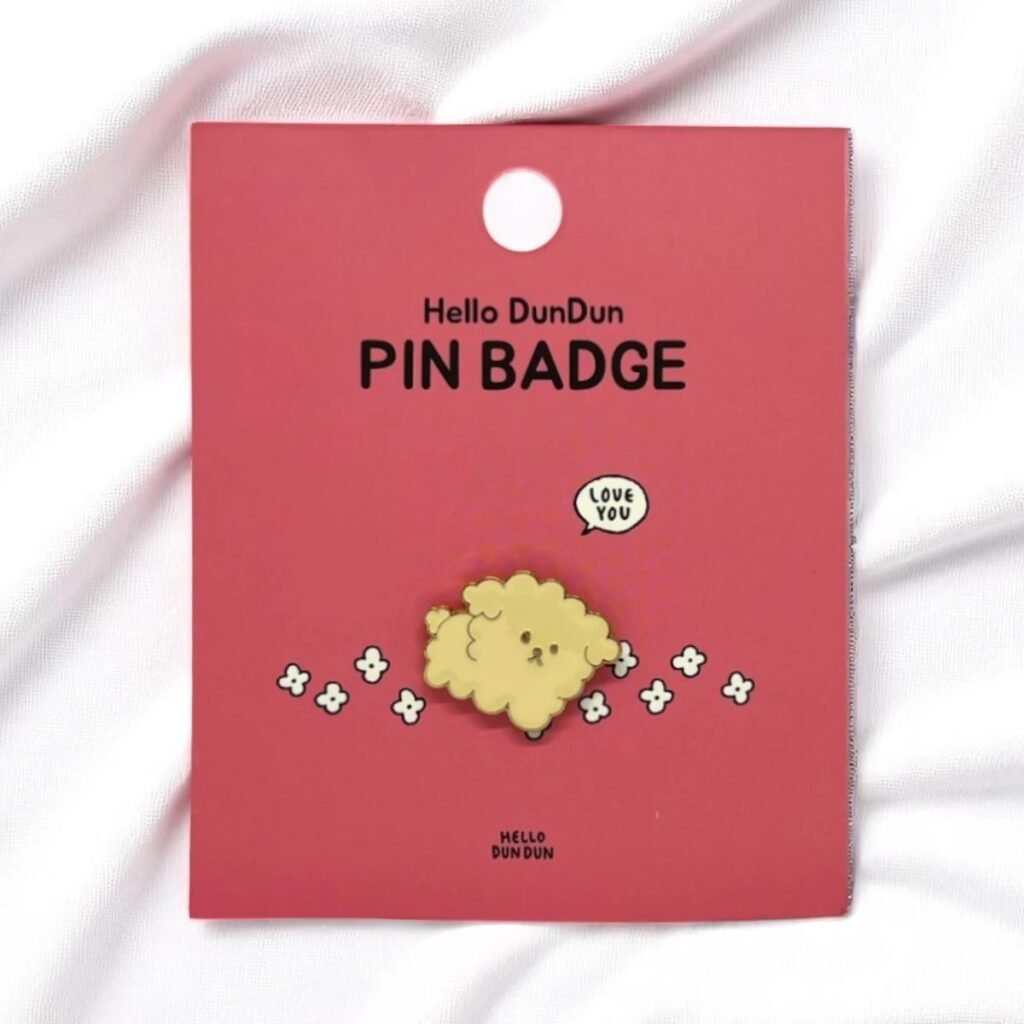 Eleganckie przypinki metalowe z tłoczonym logo firmy w kolorze złotym.