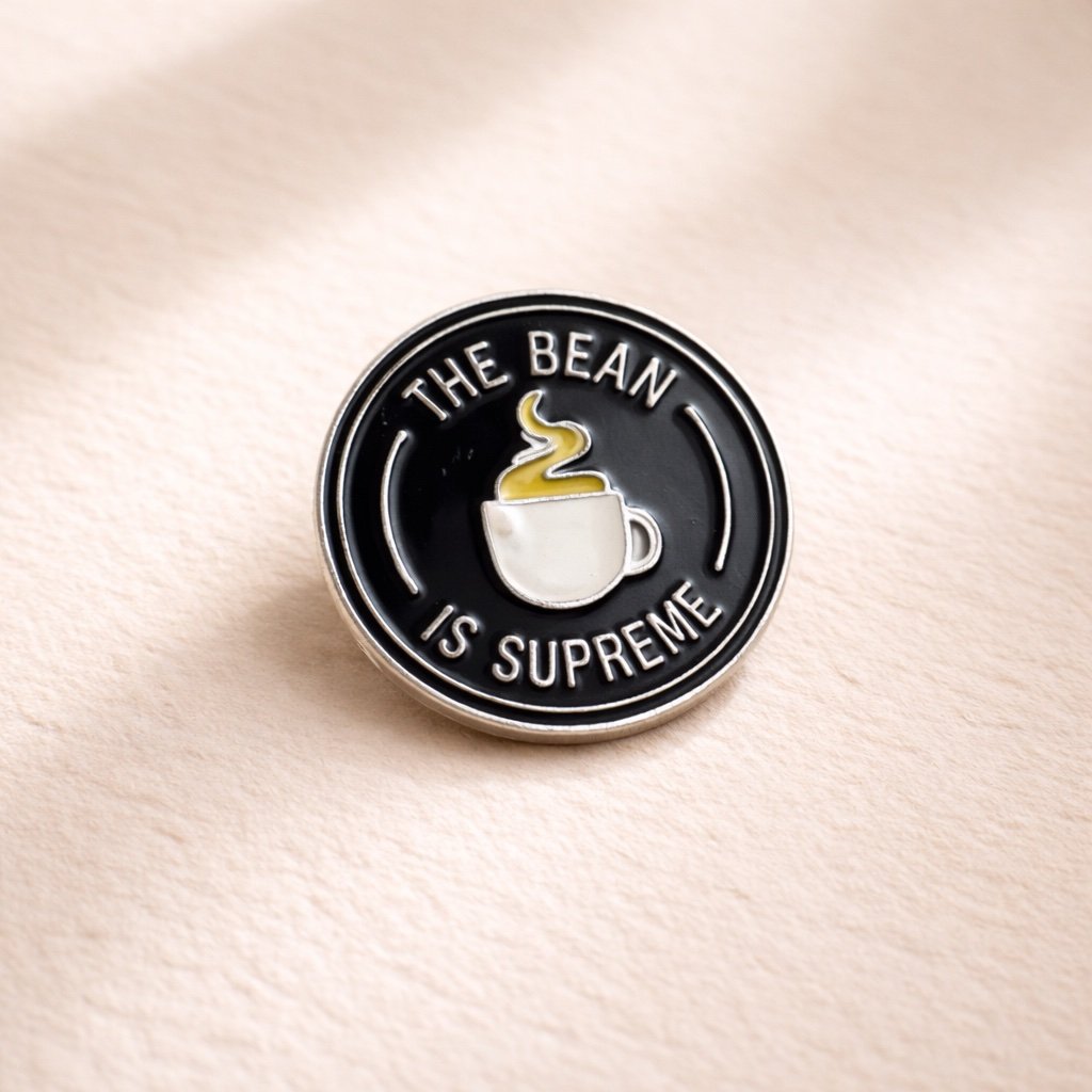 Przypinki na zamówienie pozwalają stworzyć produkt dopasowany do konkretnego projektu. Możliwe jest odwzorowanie grafiki, kolorów oraz detali.