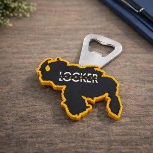 Otwieracz do butelek z gumową obudową PVC i logotypem marki Kolabo8.