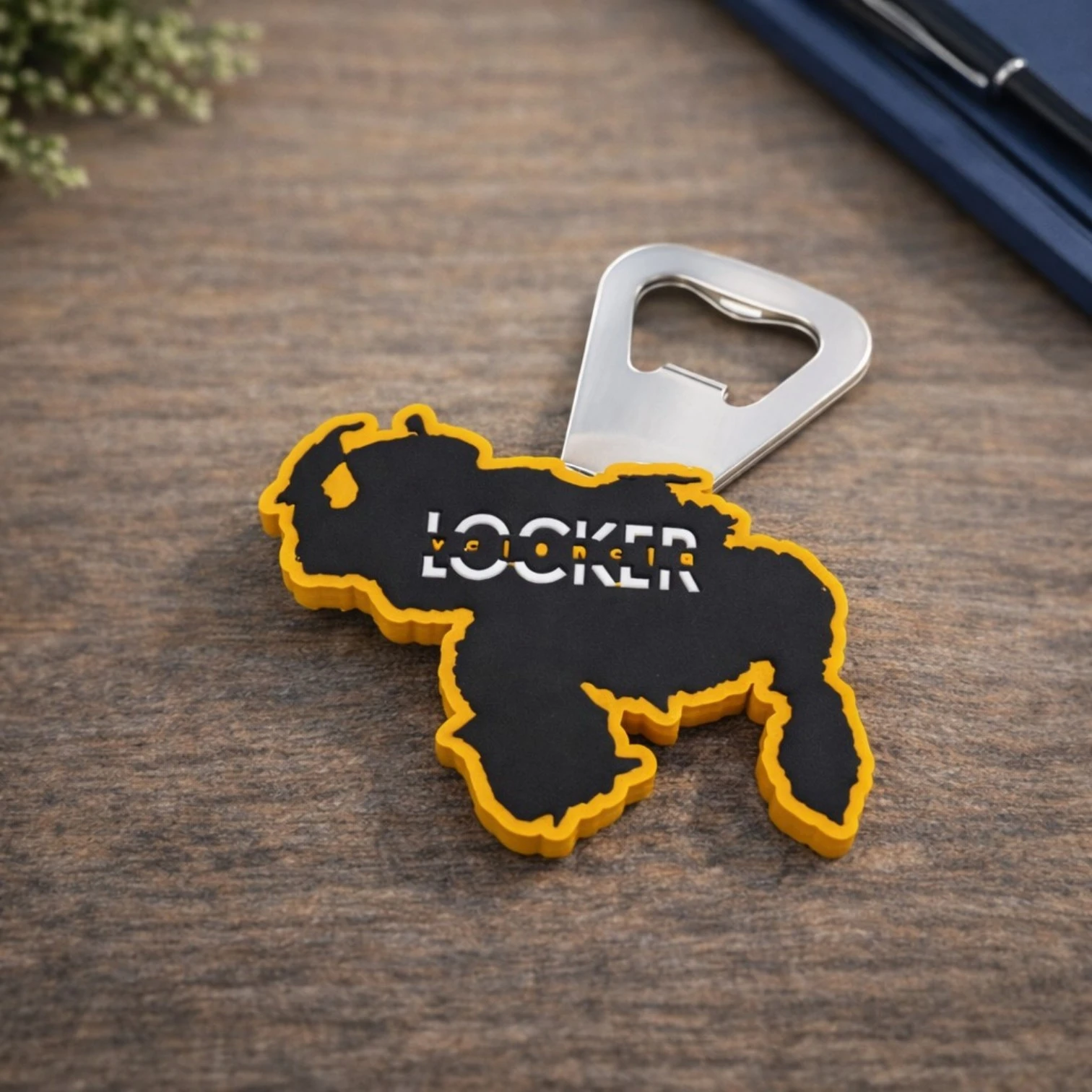 Otwieracz do butelek z gumową obudową PVC i logotypem marki Kolabo8.