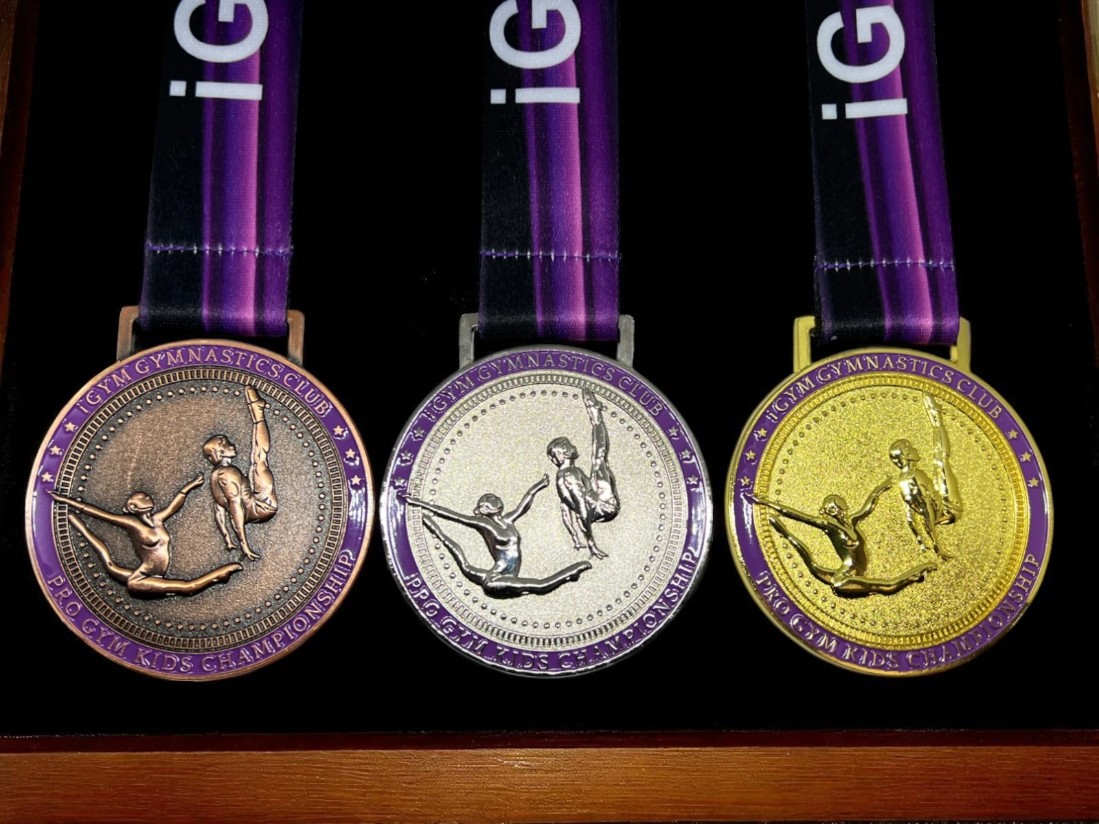 medale personalizowane złoty srebrny brązowy z logo zestaw nagród