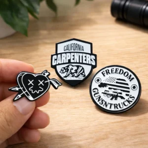 Zbiór różnorodnych przypinek metalowych z logo wykonanych dla klientów biznesowych – produkcja Katowice.