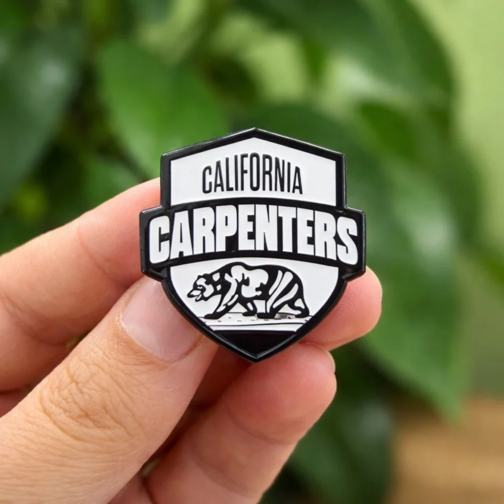 Personalizowane przypinki identyfikacyjne z logo dla pracowników hotelu i restauracji.