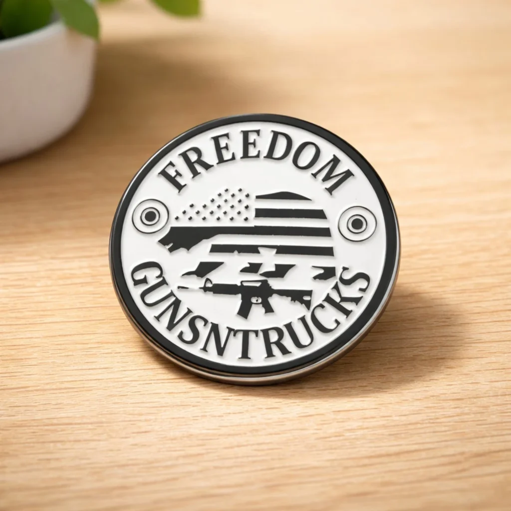 Złote pinsy okolicznościowe na jubileusz firmy z grawerowaną datą.