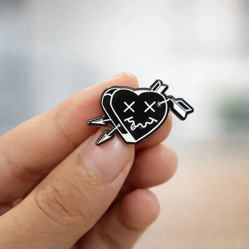 Przypinki metalowe z logo zabezpieczone przezroczystą żywicą poliuretanową 3D.