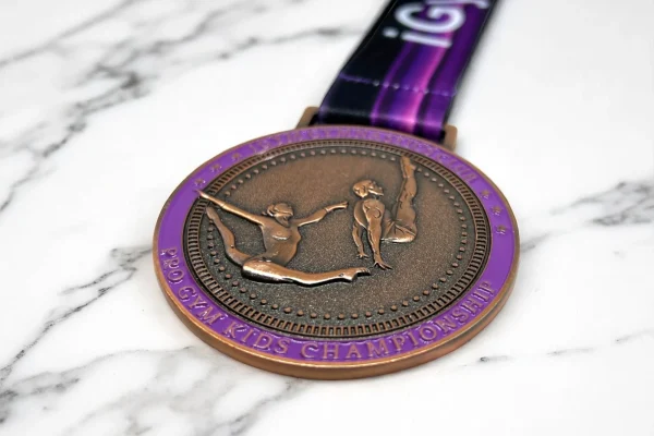 medale metalowe z logo personalizowane na zamówienie eleganckie